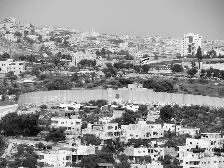 The wall on the Palestinian side, Bethlehem, near the Aida refugee camp. Founded in 1950, Aida’s first inhabitants came from 17 villages destroyed in western Jerusalem and western Hebron during the creation of the state of Israel in 1948, what Palestinians call “nakba”, catastrophe in Arabic. Photograph taken by journalist Fabíola Ortiz. (2016)